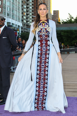 Illustration for article titled Sarah Jessica Parker's Medieval-ish Gown: Yay or Nay?